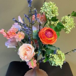 Glazen vaas met zijde bloemen