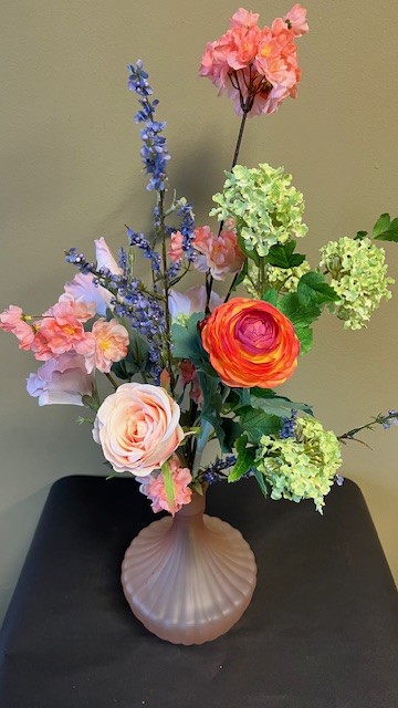 Glazen vaas met zijde bloemen