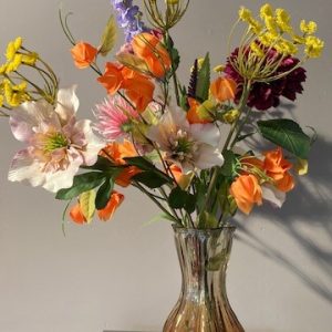 Glazen vaas met zijde bloemen
