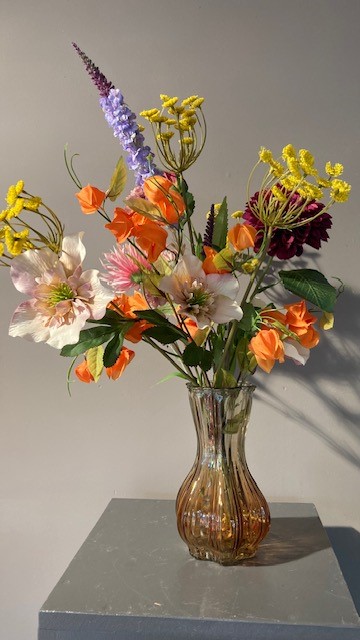 Glazen vaas met zijde bloemen